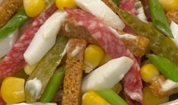 Простой и быстрый салат с сухариками: рецепт сытного блюда