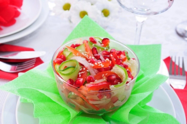 Можно съесть хоть ведро: готовим вкуснейший весенний салат из огурцов «Наслаждение»