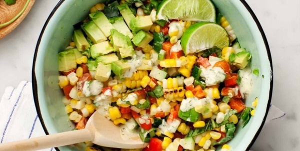 Что приготовить из сезонных овощей: рецепт летнего салата с кукурузой