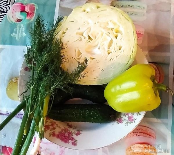 Рецепт: Салат с капустой, огурцами — С болгарским перцем и зеленью.