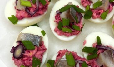Закуска из яиц и сельди: легко, быстро и ярко