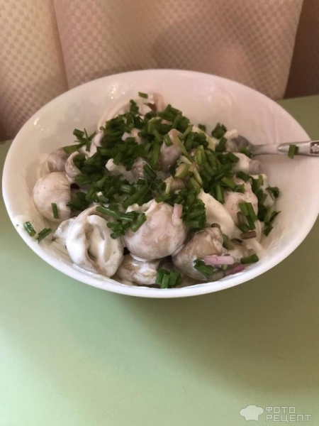 Рецепт: Салат с солеными грибами - Очень простой и вкусный! Быстро готовится, быстро съедается!