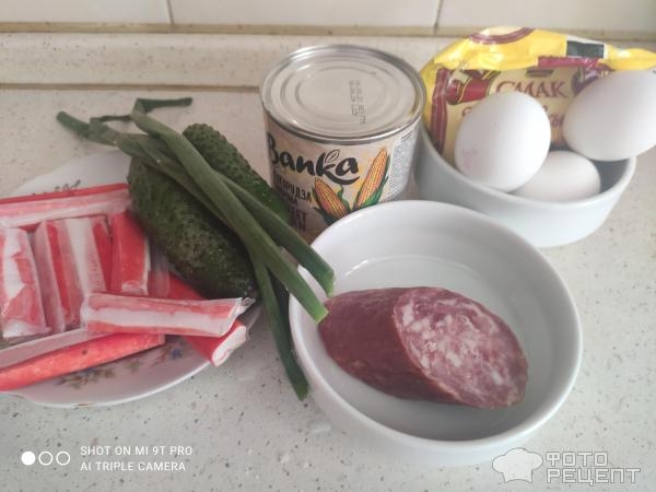 Рецепт: Салат из крабовых палочек с кукурузой и яйцом — И с колбасой.