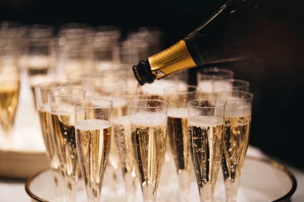 Чтобы не испортить праздник: как отличить настоящее шампанское от подделки
