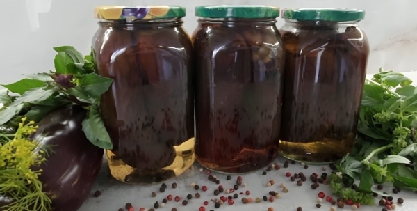 Вкусная заготовка на зиму: рецепт маринованных целиком баклажанов