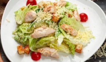 Салат Цезарь с курицей классический