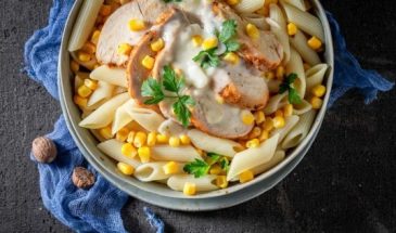 Что приготовить на обед на работу: сытный салат с курицей и макаронами