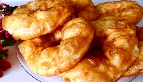 Просто мука и горячая вода. Готовлю вкусные пончики без яиц и молока