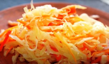 Готова уже через 12 часов. Быстрая маринованная капуста: чем больше стоит в холодильнике, тем вкуснее