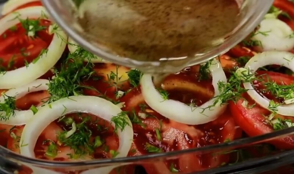 Просто нарезаю помидоры кружочками. Рецепт быстрого и вкусного салата: буду готовить всё лето