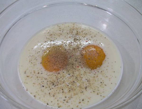 Гренки с яйцом и молоком на сковороде