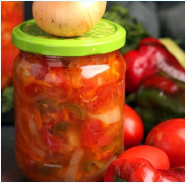 Салат из помидоров, перца, моркови и лука на зиму