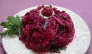 Рецепт: Салат из вареной свеклы «Вкусный» — Яркий , вкусный и очень полезный.