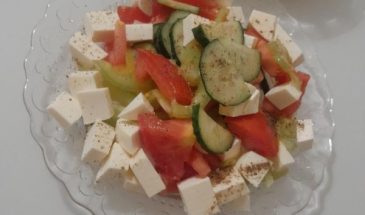 Рецепт: Салат с сыром фета — Не классический, но в стиле знаменитого греческого салата.