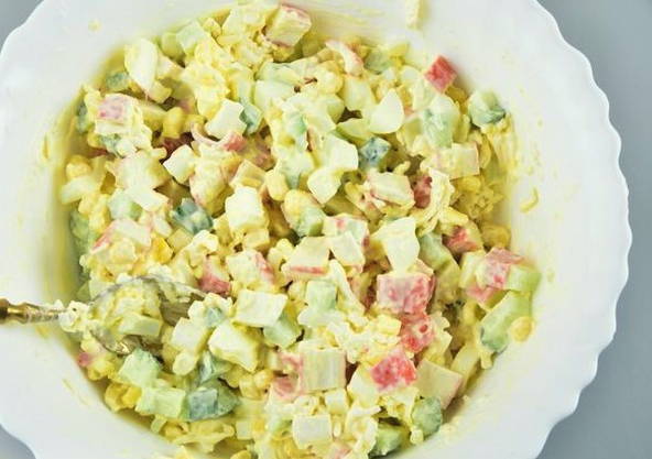 Салат с крабовыми палочками и кукурузой классический
