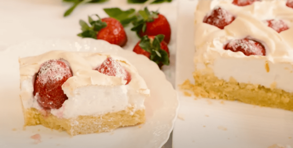 Пирог «Клубничное облако»: как приготовить вкусный сезонный десерт (видео)