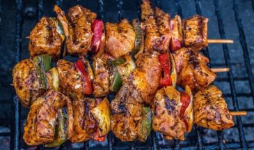 Получится нежным и пикантным: как мариновать шашлык, который точно запомнится всем