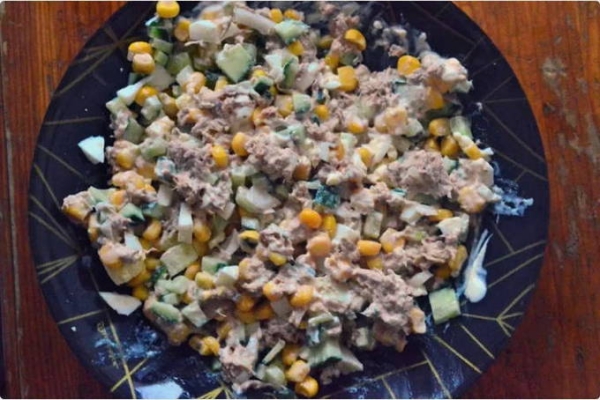 Салат с кукурузой консервированной