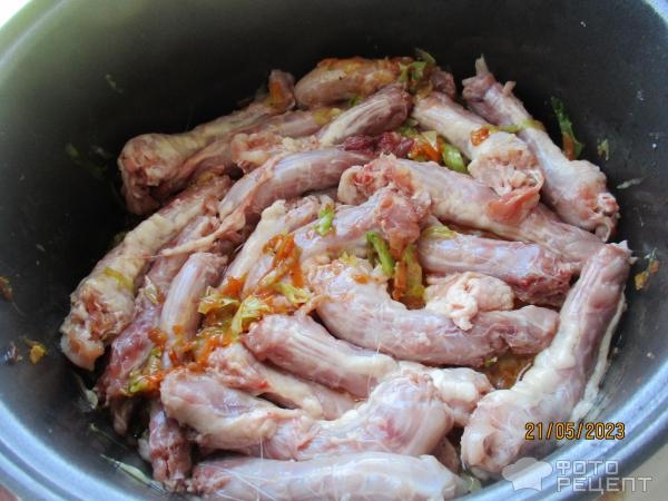 Рецепт: Тушенная капуста - с финиками и куриными шейками