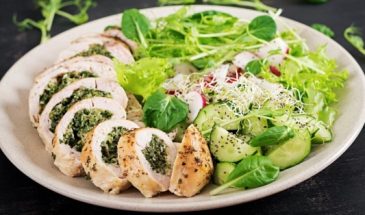 Самое вкусное блюдо из курицы с минимумом усилий: готовим сочные рулетики со шпинатом