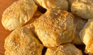 Быстрые пирожки с курицей: пошаговый рецепт (видео)