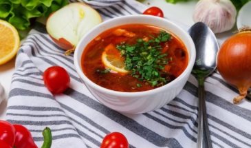 Из того, что найдется в холодильнике: простой рецепт насыщенной мясной солянки