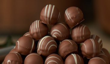 Полезные сладости на каждый день: готовим конфеты с морковью, фиником и рисовыми хлебцами