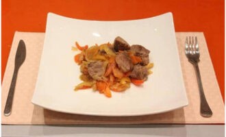Свинина с овощами на сковороде
