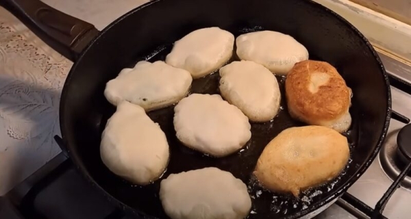 Быстрое тесто для пирожков. Готовлю на сковороде: вкусные пирожки на кефире, без дрожжей