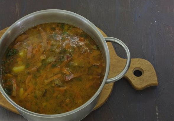 Классический рассольник с перловкой и огурцами