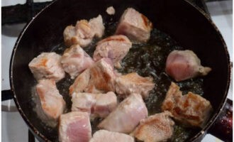 Жареная свинина с луком на сковороде