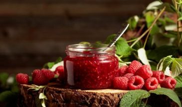 Диетолог рассказала, кому нужно обязательно есть малиновое варенье