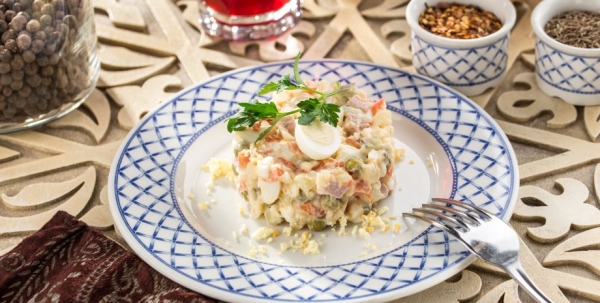 Сытное блюдо на ужин: рецепт оригинального салата из копченой скумбрии