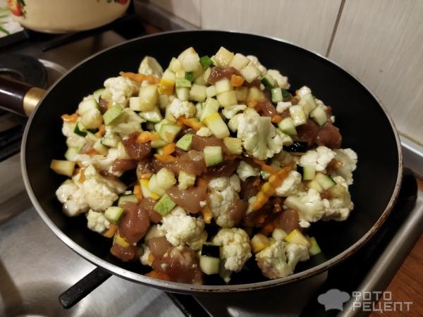 Рецепт: Куриное рагу с овощами - кабачки, цветная капуста, летний легкий рецепт,