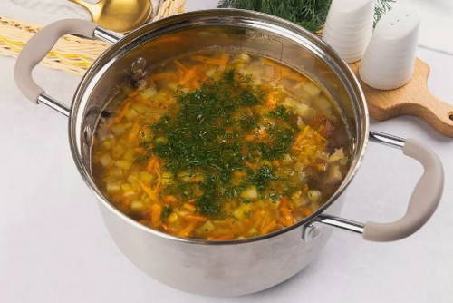 Рассольник с перловкой и солеными огурцами классический