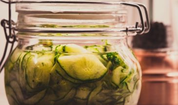 Освобождаем место в кладовке: бюджетный салат из маринованных огурцов