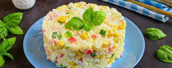 Салат с крабовыми палочками, кукурузой, яйцом и огурцом классический