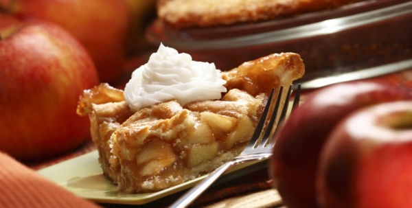 Духовка не нужна: подробный рецепт яблочного пирога на сковороде