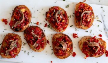 Летняя итальянская закуска с брускетами, помидорами и анчоусами