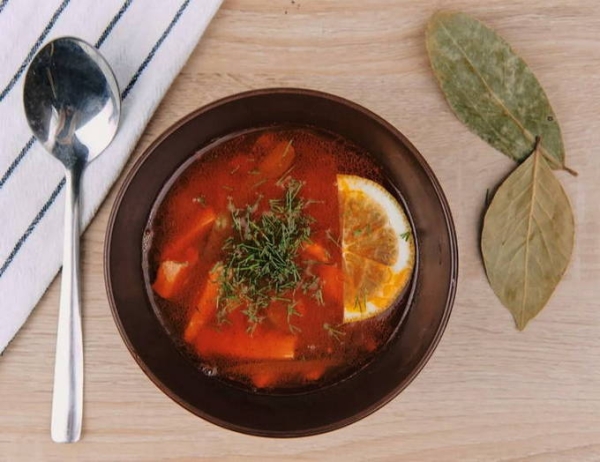 Солянка с колбасой, солеными огурцами и картошкой классическая