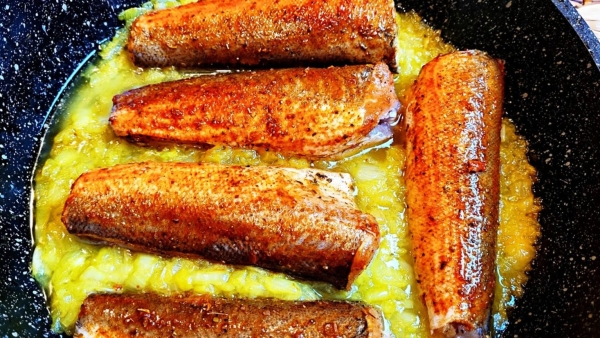 Рыба по-еврейски. Готовится быстро, подходит к любому гарниру: простой рецепт вкусного ужина на сковороде