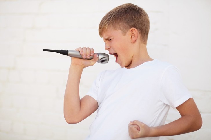 Как научить ребенка петь песенки?