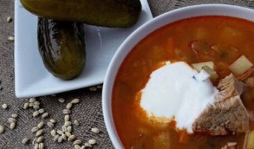 Классический рассольник с перловкой и огурцами