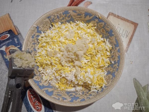 Рецепт: Салат с плавленным сыром и чесноком - и яйцами