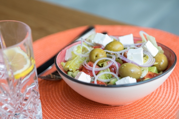 Ничего лишнего: готовим классический Греческий салат на Новый год – пошаговый рецепт