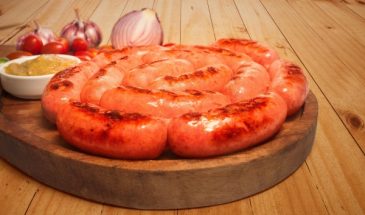 Праздники не за горами: как приготовить настоящую гуцульскую колбасу — названы точные пропорции мяса