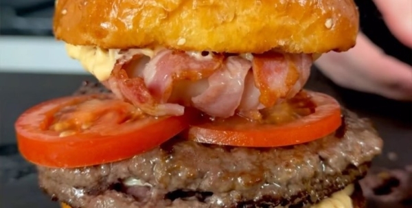 Вкуснейший бургер с говядиной и сыром: рецепт популярного перекуса