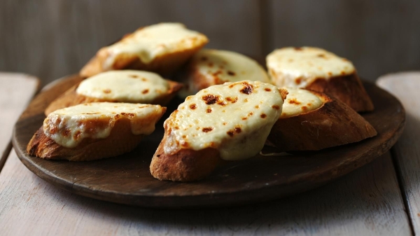 Это блюдо выручит вас не раз: как сделать домашний чесночный хлеб с сыром