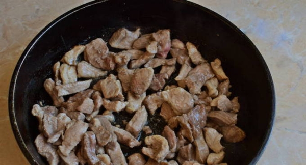 Азу из свинины с солеными огурцами по-татарски