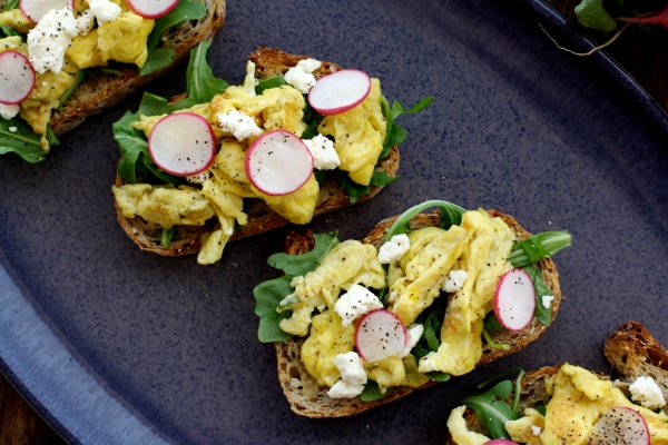 Салат из редис и яйца – идеальный вариант на завтрак или на перекус